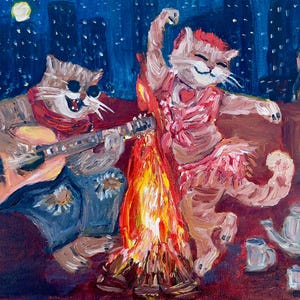 Puede incluir: Una pintura al óleo que representa a dos gatos antropomórficos junto a una fogata por la noche. Un gato toca una guitarra acústica de color claro mientras viste jeans azules y una bufanda roja. El otro gato baila con un atuendo rosa. Una tetera y tazas están cerca.
