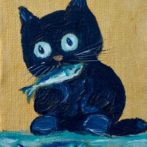 Puede incluir: Pintura ingenua de un gato negro con grandes ojos azules, sosteniendo un pez en la boca. El gato está sentado sobre una superficie azul con dos peces adicionales debajo. El fondo es de color amarillo dorado texturizado.