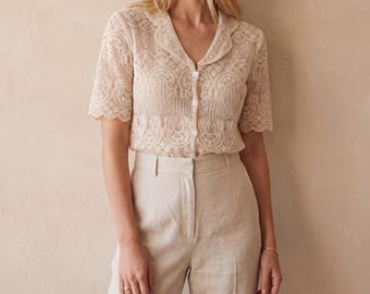Blusa delicada de encaje, top vintage semitransparente de manga corta, ropa femenina para el trabajo o la oficina.