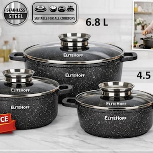 Könnte beinhalten: Eine weiße Keramik-Tasse mit schwarzem Henkel und dem Text "But First, Coffee" in schwarzer, fetter Schrift. Die Tasse steht auf einer Holzoberfläche. Die Tasse ist etwa 10 cm hoch.