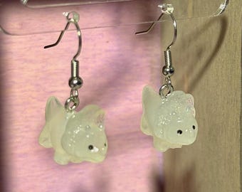 Pendientes de resina de triceratops: adorables pendientes colgantes de dinosaurio. Joyas ligeras en tono plateado.