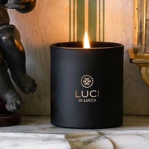 Vela de Oud Rosa: Vela perfumada italiana de lujo con rosa de Damasco y oud, vertida a mano en la Toscana.