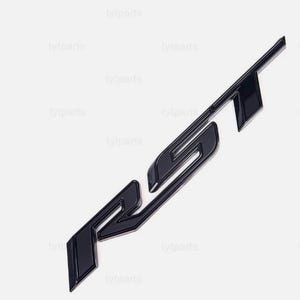 Puede incluir: Un emblema "RS" negro brillante, probablemente para un vehículo. El emblema está en ángulo, con un diseño elegante y moderno. Las letras están conectadas y tienen una apariencia tridimensional, lo que sugiere un acabado de alta calidad.
