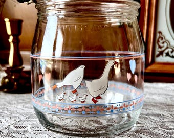 Tarro de cristal vintage ARC France, con calcomanía de corazones de la familia de gansos, cocina campestre francesa.