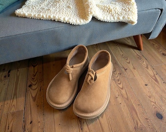 Handgjorda anatomiska plattskor med rundad tå | Komfortskor i italienskt läder eller mocka med metallspänne