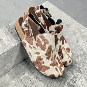 Zuecos anatómicos de piel: puntera ancha, suela de corcho para mayor comodidad.