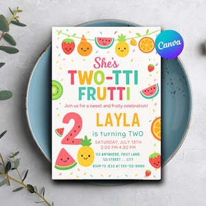 Puede incluir: Una colorida invitación de cumpleaños con temática de frutas. El texto dice "She's TWO-TTI FRUTTI" con el nombre "LAYLA" y los detalles de la fiesta. El diseño incluye ilustraciones de fresas, sandías, piñas y naranjas.