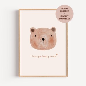 Może przedstawiać: Oprawiony wydruk z akwarelową ilustracją głowy niedźwiedzia w odcieniach brązu. Pod niedźwiedziem znajduje się napis "I love you beary much". Produkt cyfrowy z natychmiastowym pobraniem.
