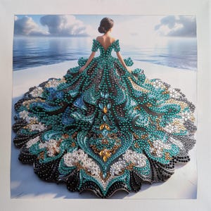 Peut inclure: Une œuvre d'art encadrée représentant une femme de dos, vêtue d'une robe ornée de noir et de turquoise. La robe est ornée de détails blancs, dorés et noirs. L'arrière-plan montre un paysage marin avec un ciel lumineux.