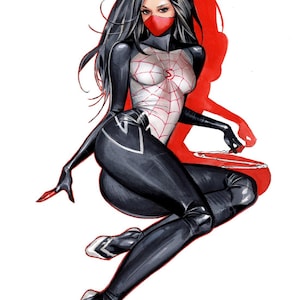 Puede incluir: Una ilustración digital de un personaje con un traje negro y blanco con un patrón de telaraña en el pecho, una máscara roja y cabello largo y oscuro. El personaje está posado dinámicamente sobre un fondo de silueta roja sólida.
