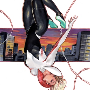 Puede incluir: Una ilustración de cómic de un personaje con traje blanco y negro con capucha, colgado boca abajo de una telaraña roja. El personaje tiene el pelo rubio y se sitúa sobre un fondo de horizonte urbano al atardecer con nubes anaranjadas.