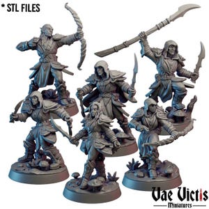 Puede incluir: Un conjunto de seis miniaturas de personajes de fantasía grises en poses dinámicas, incluyendo figuras con arcos, lanzas y dagas, sobre bases texturizadas con detalles de setas. El texto * STL FILES y Vae Victis Miniatures es visible.