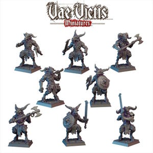 Puede incluir: Un conjunto de ocho figuras en miniatura de fantasía grises sin pintar que representan criaturas caprinas con cuernos, pelaje y pezuñas. Cada figura se apoya en una base cuadrada y está equipada con armas como hachas, espadas y escudos. El texto Vae Victis Miniatures aparece en la parte superior.
