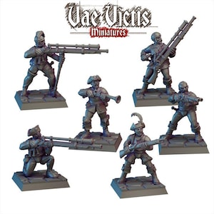 Puede incluir: Un conjunto de seis figuras de soldados en miniatura de color gris de Vae Victis Miniatures, cada una sobre una base cuadrada con textura de piedra. Las figuras muestran varias poses de combate con rifles, una trompeta y un arma.