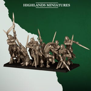 Könnte beinhalten: Ein Set aus acht unbemalten beigefarbenen Fantasy-Krieger-Miniaturen von Highlands Miniatures, jede in dynamischen Kampfposen mit Speeren und Schilden, auf einer rechteckigen schwarzen Basis, mit dem Text Highlands Miniatures darüber.