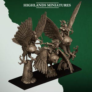 Op de afbeelding: Drie bruine miniatuurfiguurtjes van ruiters op grote uilen met gespreide vleugels, elk zittend op een getextureerde basis. De tekst HIGHLANDS MINIATURES staat bovenaan. De figuren zijn afgebeeld in dynamische houdingen met gedetailleerde veren.