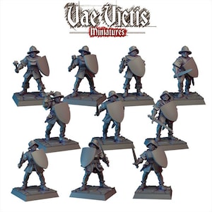 Puede incluir: Un conjunto de diez figuras de soldados en miniatura de color gris sin pintar de Vae Victis Miniatures. Cada figura lleva casco y armadura, porta un escudo y sostiene un arma como una espada o una maza. Las figuras se asientan sobre bases cuadradas.
