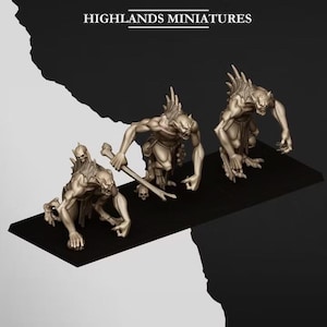 Op de afbeelding: Drie beige fantasy wezen miniaturen van Highlands Miniatures. De figuren zijn gebogen, met scherpe klauwen, puntige oren en rugvinnen. Eén figuur houdt een botachtig wapen vast, terwijl een ander hurkt bij een kleine schedel op een zwarte basis.
