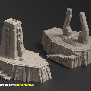Op de afbeelding: Twee beige, gedetailleerde miniatuurstructuren, mogelijk voor tabletop gaming of modelbouw. Eén is een hoge, rechthoekige toren met gebeeldhouwde details en een trapvormige basis. De andere is een platform met twee verticale structuren.