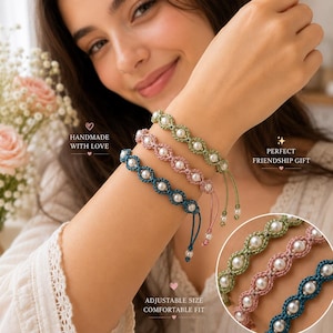 Puede incluir: Tres pulseras ajustables con perlas blancas artificiales tejidas en cordones verde, rosa y azul oscuro. El texto indica HANDMADE WITH LOVE, PERFECT FRIENDSHIP GIFT y ADJUSTABLE SIZE COMFORTABLE FIT.