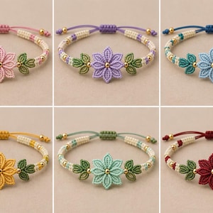 Pode incluir: Seis pulseiras de macramé com um motivo floral central e duas folhas verdes de cada lado. Cada pulseira tem um fecho de nó deslizante, contas douradas e um esquema de cores único, incluindo rosa, roxo, azul, amarelo, turquesa e vermelho escuro.