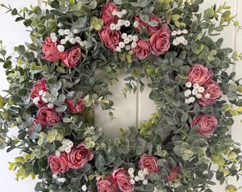 Handgjord krans av rosa ros-eukalyptus | Dörrdekoration för lantlig vår och sommar