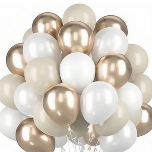 Peut inclure: Un ensemble de ballons aux tons blancs, beiges et dorés. Les ballons sont regroupés, créant un arrangement décoratif. Certains ballons ont un éclat métallique, ajoutant une touche d'élégance à l'ensemble.