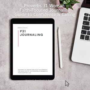 Puede incluir: Una tableta digital muestra una portada de diario con el texto "P31 JOURNALING" y "Proverbs 31 Woman Faith-Focused Journaling Guide to Confidence & Calling." Un lápiz óptico blanco y un ordenador portátil están junto a la tableta. También se ve una pequeña planta suculenta en una maceta rosa.