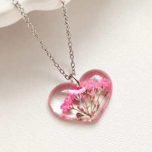Collar con colgante de corazón de paniculata prensada, colgante floral de resina rosa, joyería de flores secas naturales.