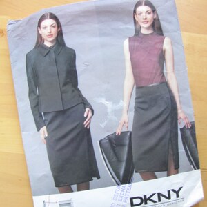 Pode incluir: Um padrão de costura para um conjunto de saia e jaqueta da DKNY. O padrão apresenta duas modelos vestindo as peças prontas. O padrão é para os tamanhos 8-10-12. O texto no padrão diz "Não há reembolso ou troca de padrão".
