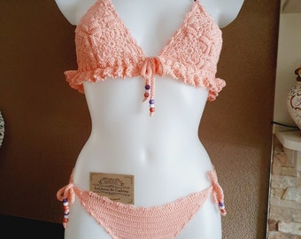 Bikini au crochet placé dans un beau fil de bikini extensible.