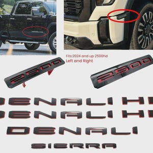 Puede incluir: Emblemas negros y rojos "2500" y "DENALI SIERRA" para un camión. La imagen muestra los emblemas y un camión con los emblemas instalados. El texto en la imagen dice "Apto para: 2024 y superior 2500hd Izquierda y Derecha."