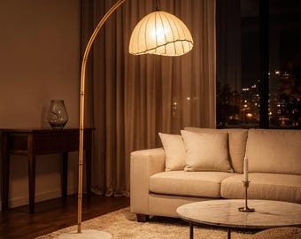 Lampa podłogowa w kształcie łuku bambusowego z marmurową podstawą, lampa podłogowa w stylu vintage, przytulne, ciepłe światło, wystrój salonu w stylu boho, lampa z naturalnego drewna
