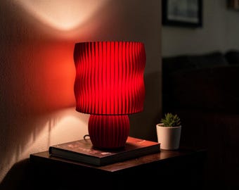 Czerwona lampa stołowa, rzeźbiarska lampa nowoczesna, minimalistyczna lampa żebrowana, oświetlenie otoczenia, lampka nocna, dekoracja domu, pomysł na prezent na parapetówkę