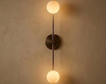 Aplique de pared moderno de latón con doble globo, lámpara de pared vertical de mediados de siglo, iluminación minimalista para tocador de baño, regalo.