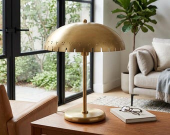 Lampa stołowa z mosiądzu, lampa kopułkowa w stylu retro, lampa biurkowa w stylu mid-century modern, minimalistyczna lampka nocna, ciepłe oświetlenie otoczenia, prezent