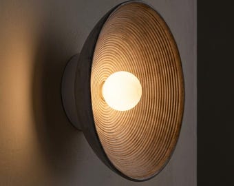 Luminária de parede japonesa em resina com LED, estilo Wabi Sabi retrô, minimalista para quarto ou mesa de cabeceira.