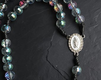 Rosário católico artesanal feito em França, contas facetadas iridescentes, medalha Virgem Maria, cruz prateada
