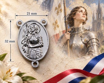 Può includere: Un centro per rosario ovale in metallo color argento con un rilievo di Giovanna d'Arco in armatura che regge una bandiera. L'oggetto misura 32 mm di altezza e 21 mm di larghezza, con tre anelli circolari per i grani.