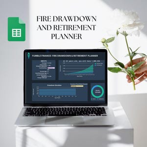 Könnte beinhalten: Ein Laptop mit einem Finanzplanungs-Dashboard mit dem Text "FIRE DRAWDOWN AND RETIREMENT PLANNER". Der Bildschirm zeigt Diagramme und Daten zu Finanzprognosen. Ein grünes Google Sheets-Symbol befindet sich oben links.