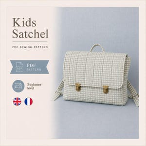 Peut inclure: Un patron de couture PDF pour cartable d'enfant, Kids Satchel, présentant un sac en tissu matelassé à carreaux vichy gris clair et blanc avec une poignée, deux bretelles et deux fermoirs métalliques couleur laiton sur le rabat avant.