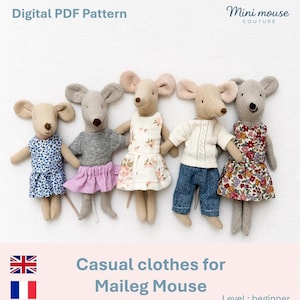 Peut inclure: Cinq souris Maileg en peluche vêtues de tenues décontractées, dont des robes et un jean. Les souris sont de différentes couleurs et motifs. L'image comprend le texte "Digital PDF Pattern" et "Casual clothes for Maileg Mouse."