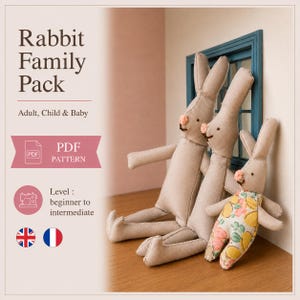 Puede incluir: Un patrón PDF para una familia de conejos que incluye un adulto, un niño y un bebé. El texto dice Rabbit Family Pack, Adult, Child & Baby, PDF PATTERN y Level: beginner to intermediate. Se muestran tres muñecos de conejo de tela beige.