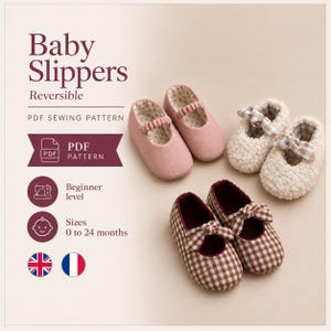 Puede incluir: Un patrón de costura en PDF para patucos de bebé reversibles, con el texto Baby Slippers, Reversible, PDF Sewing Pattern, Beginner level y Sizes 0 to 24 months. Se muestran tres pares de patucos en rosa, crema y cuadros vichy marrones.