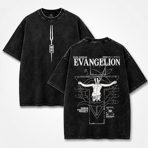 Può includere: Una t-shirt nera lavaggio acido con una grafica bianca di una lancia e testo giapponese sul davanti. Il retro mostra il testo Neon Genesis Evangelion, una grafica di una figura su una croce, motivi a occhio e Human Instrumentality Project.