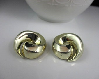 Classy LISNER Gold Tone Clip On Earrings