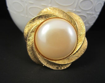 Classy RICHELIEU Faux Mother of Pearl Gold Tone Brooch