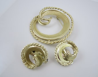 Classy Vintage Gold Tone Demi Parure Brooch Pin and Clip On Earrings