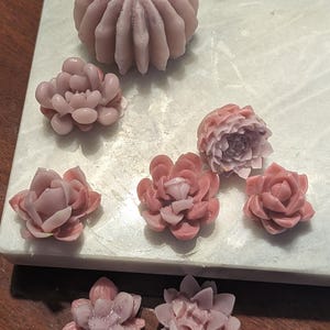 Puede incluir: Juego de tres tazas de cerámica con acabado mate moteado. Las tazas son de color crema, gris claro y gris oscuro. Cada taza tiene un diseño simple y minimalista, ideal para café o té.