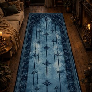 Puede incluir: Una alfombra rectangular azul con un diseño de arco gótico. La alfombra presenta un aspecto desgastado y texturizado con patrones verticales en forma de espada y detalles ornamentales en forma de cruz. El borde es de un tono azul más oscuro.